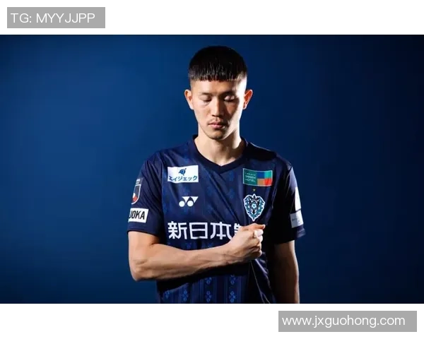 足球明星身着球衣的精彩瞬间展现运动魅力与个人风采