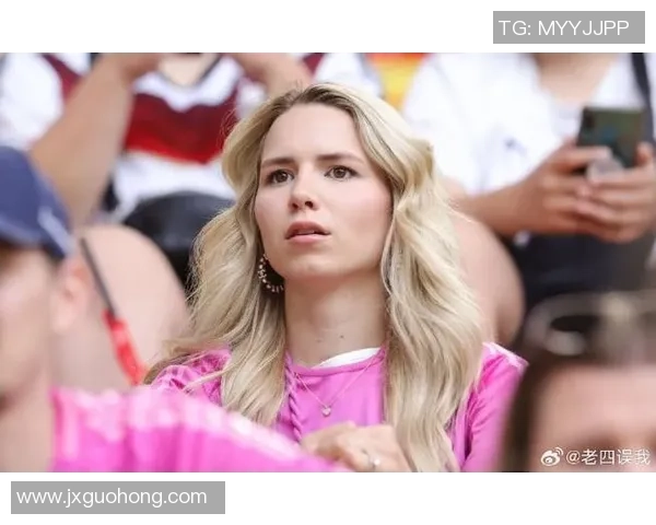 足球明星复古风格女球迷的经典瞬间回顾与时尚解读 足球明星复古风格女球迷的经典瞬间回顾与时尚解读